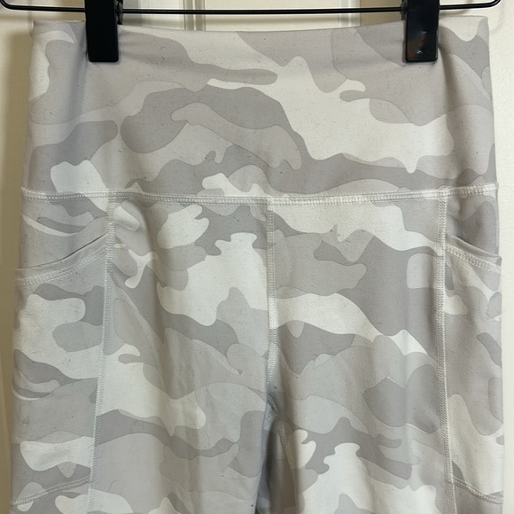 RBX Camouflage performance Capri Yoga Leggings size medium gray white inseam 21” - Picture 3 of 7